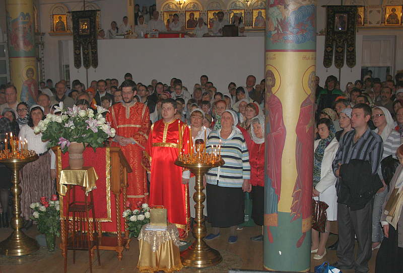 Храм наполнился народом