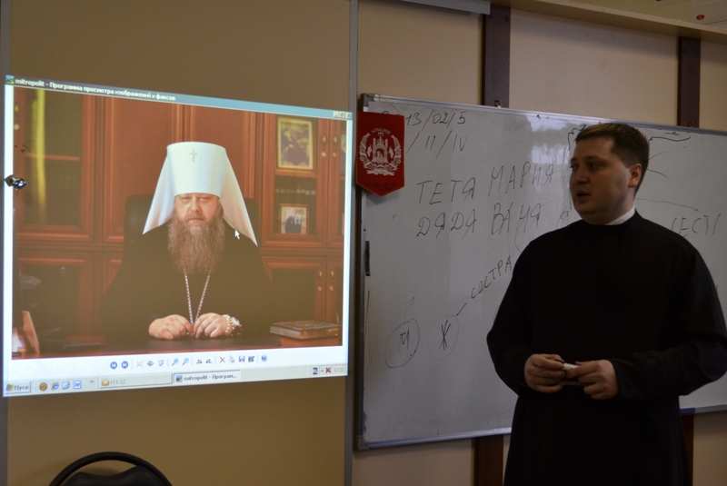 Старший алтарник, студент  курса Донской Духовной семинарии Андроник Бугаян обучает мигрантов русской культуре