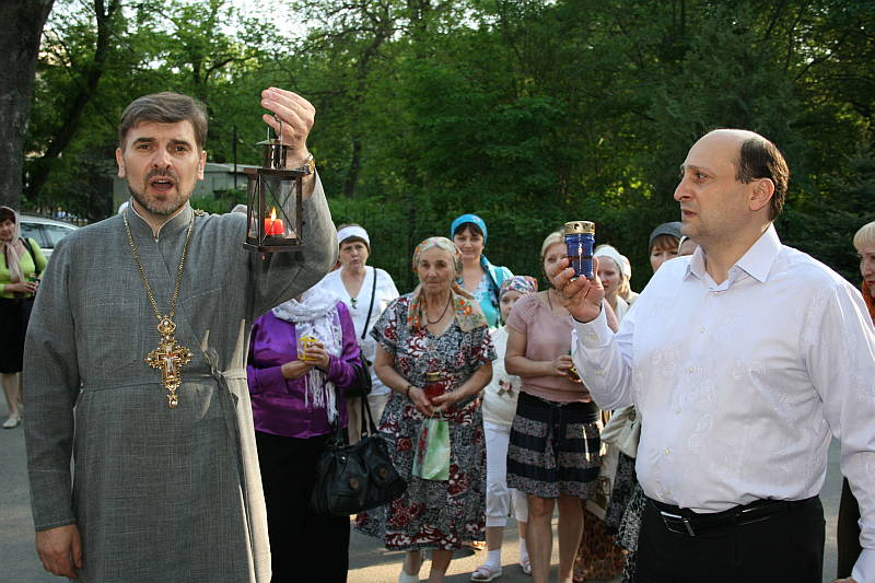 Прибытие Благодатного огня в храм Святого Великомученика и Целителя Пантелеимона Прибытие Благодатного огня в храм Святого Великомученика и Целителя Пантелеимона