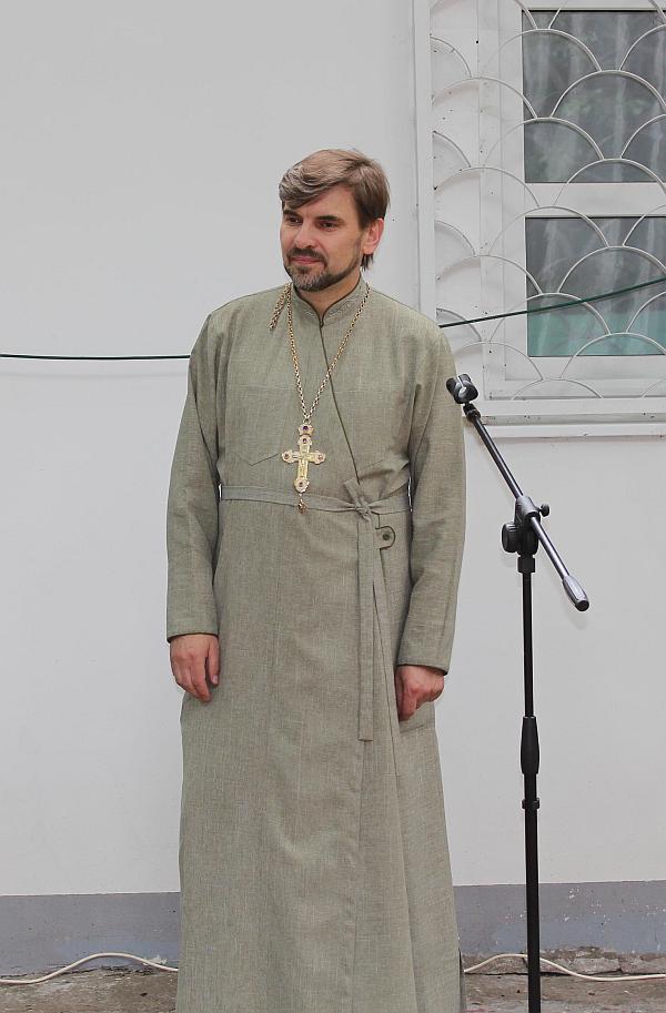 Настоятель Храма протоиерей Анатолий Комар открывает праздник