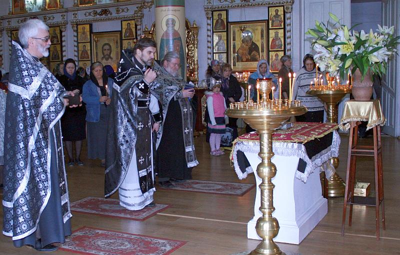 19 апреля 2014 года, в Великую Субботу, в храме Святого Великомученика и Целителя Пантелеимона Настоятель храма протоиерей Анатолий Комар в сослужении клириков храма протоиерея Сергия Черникова и иерея Геннадия Обрезкова совершили Божественную литургию святителя Василия Великого.
