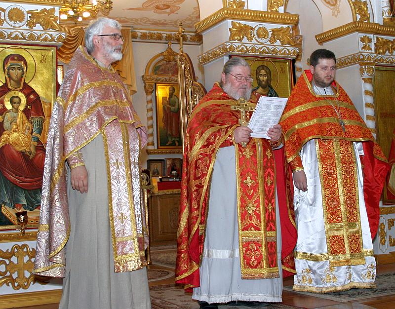 04 мая 2014 года в храме Св. Вмч. И Целителя Пантелеимона в День святых жен-мироносиц – Православный женский день, по окончании Божественной Литургии по благословению Настоятеля храма протоиерея Анатолия Комара, поздравили прихожанок храма.