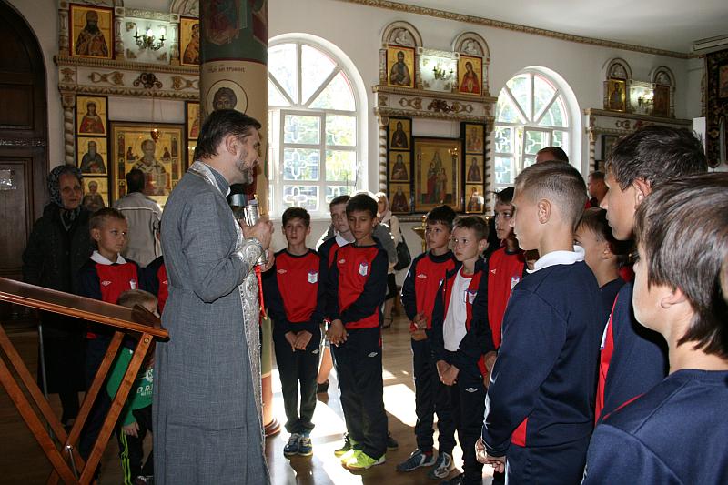 Молебен перед началом соревнования с участием юных спортсменов академия футбола им. Виктора Понедельника